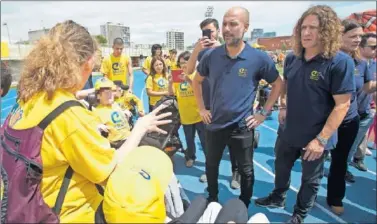  ??  ?? TÉCNICO Y CAPITÁN DEL SEXTETE. Guardiola y Puyol, patronos de los Fundación Cruyff.