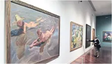  ??  ?? La muestra que se presenta en el Museo del Palacio de Bellas Artes incluye piezas de grandes artistas, como Sea Idyll, de Joaquín Sorolla.