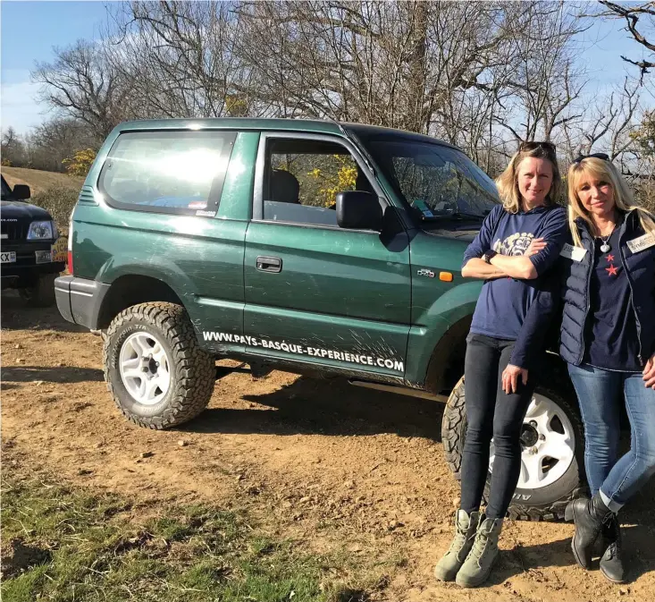  ??  ?? sofia Tiquet och svärmor Francoise har varit i franska Biarritz och tränat inför rallyt. På bilden syns de med den bil de ska använda i tävlingen.