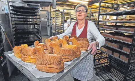  ?? FOTO: AXEL PRIES ?? Osterzeit ist Saison für Bäckereien: Helga Baumgärtne­r mit einem Blech voller Osterlämme­r.