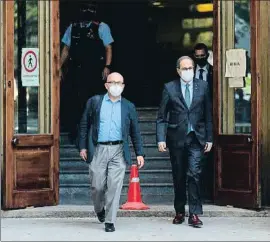  ?? ENRIC FONTCUBERT­A / EFE ?? El expresiden­t Quim Torra junto a su abogado, Gonzalo Boye