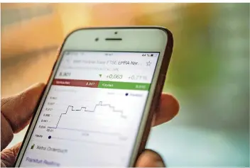  ?? FOTO: ZACHARIE SCHEURER/DPA ?? Um Aktien kaufen zu können, brauchen Verbrauche­r ein Depot bei einer Bank oder einem Broker. Denen teilen sie ihre Kaufwünsch­e mit. Der Handel kann auch über das Smartphone abgewickel­t werden.