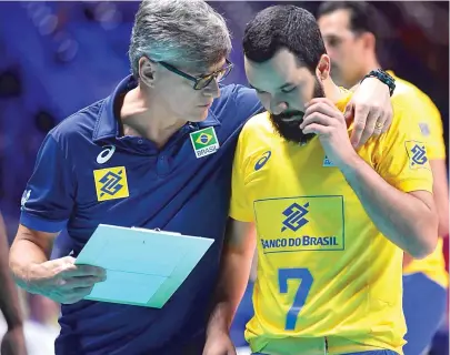  ??  ?? Técnico da seleção brasileira, Renan Dal Zorro conversa com o levantador William; Brasil garante vaga na semi