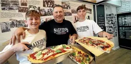  ?? MARTIN DE RUYTER/ STUFF ?? John Esposito, centre with his sons Vito, left, and Salvi in their pizza bar Salvito’s.