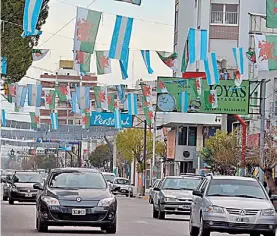  ??  ?? Decorado. Puerto Madryn, ayer, preparado para recibir a Cristina.