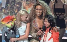  ?? JUSTIN LUBIN, NBC ?? Tyra Banks sheds her fierce Top Model image to play stage mom on AGT, encouragin­g young contestant­s with hugs.