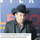  ?? ?? El cantante chiapaneco en rueda de prensa antes de su presentaci­ón.