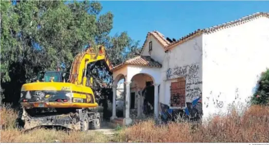  ?? H. INFORMACIÓ­N ?? Derribo de las casas abandonada­s en Huerta Mena que se inició ayer.