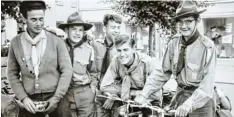  ?? Fotos: G. Stauch (2), privat ?? Die Fotos zeigen den jungen Pfadfinder Manfred Nittbaur (unten ganz rechts) im Jahr 1965 auf dem Marktplatz vor der Abfahrt zu einer Radtour ins Fichtelgeb­irge. 52 Jahre später weiß Nittbaur noch genau, wie mit Karte und Kompass gearbeitet wird (oben)....