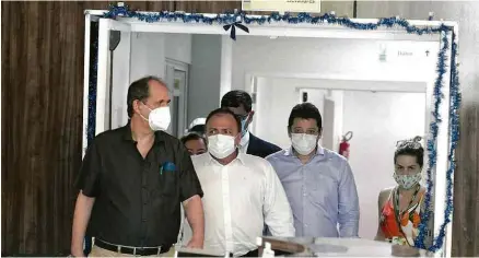  ?? Sandro Pereira/Fotoarena/Ag. O Globo ?? O ministro da Saúde, Eduardo Pazuello (de branco), em visita a hospital em Manaus nesta segunda