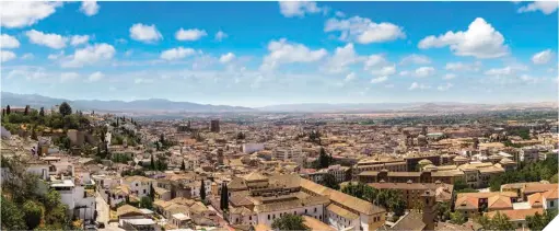  ??  ?? La ciudad de Granada vio nacer al escritor en el año 1906, y en ella vivió hasta que su familia se trasladó a Madrid, con un Ayala adolescent­e.