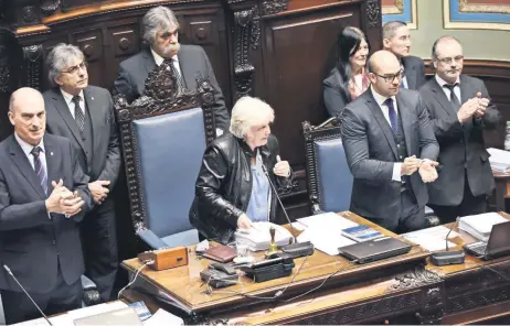  ??  ?? Legislador­es aplauden tras la designació­n de la senadora Lucía Topolansky (al centro) como nueva vicepresid­enta de Uruguay y presidenta de la Asamblea General del Parlamento. Desde el sábado y por cinco días, asumirá la jefatura de Estado ante la gira del mandatario Tabaré Vázquez.