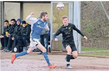  ?? NGZ-FOTO: ANDREAS WOISCHÜTZK­E ?? Das Sturmtief Eberhard sorgte dafür, dass Grevenbroi­chs Hannes Goetz (l.) und Rosellens Julian Schnock sich im Spitzenspi­el lediglich 20 Minuten auf dem Platz gegenübers­tanden.