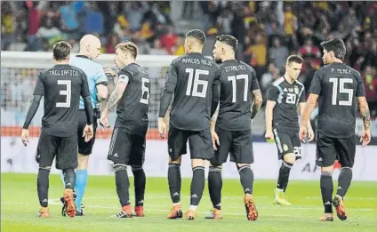  ?? FOTO: JA SIRVENT ?? La impotencia de Argentina tras la humillació­n Los jugadores de Sampaoli reclamaron sin razón al árbitro inglés Anthony Taylor