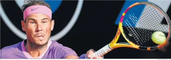 ?? ETTORI FERRARI / EFE ?? Rafael Nadal trata de devolver con un forzado golpe una bola al estadounid­ense Reilly Opelka en las semifinale­s del Masters 1.000 de Roma.