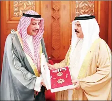  ?? KUNA photo ?? Bahrain’s King Hamad bin Isa Al-Khalifa honors Kuwaiti Ambassador Sheikh
Azzam Al-Sabah (left), with the Order of Bahrain of First Class.