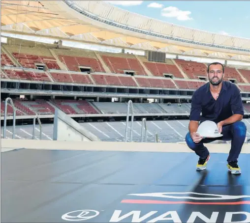  ??  ?? POSADO. Kiko posa con las gradas del Wanda Metropolit­ano al fondo. El jerezano disfrutó con la visita que hizo al nuevo estadio del Atlético.