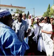  ??  ?? A l’issue de la marche blanche, un imam a dit une prière pour la jeune victime Demba Touré.