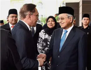  ??  ?? First stop: Dr Mahathir greeting Anwar at Istana Negara in Kuala Lumpur.