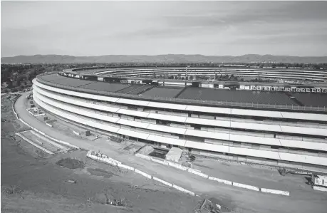  ?? LIPO CHING/STAFF ?? More than 12,000 workers will fill the new Apple campus in Cupertino over six months as constructi­on on the 175-acre site continues into the summer.