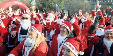  ?? (Ansa) ?? Coreografi­e A sinistra, un giovanissi­mo atleta sperimenta l’arrampicat­a sulle pareti vetrate di Palazzo Lombardia. In alto, i partecipan­ti alla Babbo running che ieri sono partiti da piazza del Cannone (LaPresse). Sotto, il «tableau vivant» dedicato all’Adorazione dei Magi del Perugino, capolavoro che il Comune ha ottenuto in prestito dall’Umbria