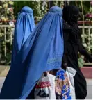  ?? AFP ?? Poco a poco, mujeres afganas vestidas con burka han empezado a salir a las calles.