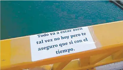  ?? FOTO: REDES ?? En el puente Tampico colocaron mensajes positivos para persuadir a suicidas.