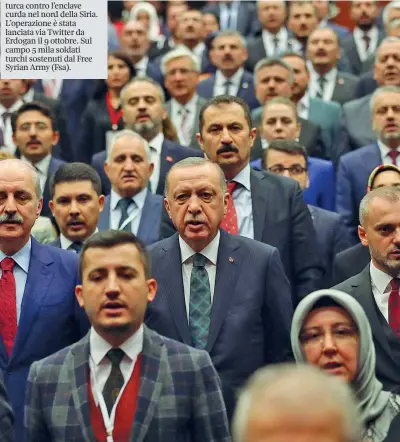  ??  ?? Presidente Il presidente turco Recep Tayyip Erdogan, al centro, ad un meeting dell’akp, il partito per la Giustizia e lo Sviluppo (Afp)