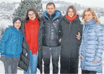  ?? FOTO: SABINE DODERER ?? Julia, Luba, Sascha und Anna Ighnatov (von links) leben inzwischen in Seitingen-Oberflacht. Sie sind dankbar für die Hilfe, die sie hier bekommen. Auch von Dolmetsche­rin Maryna Leda.