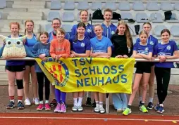  ?? ?? Das Team des TSV Schloß Neuhaus, von links: Charlotte Reintjes, Charlotte Eckel, Neele Henkler, Annika Seupt, Emma Beverungen, Nina Seupt, Freya Brökling, Alva Brökling, Emil Berghoff, Lisa Pelkmann, Laura Pelkmann, Olivia Redlin und Emma Cicek.