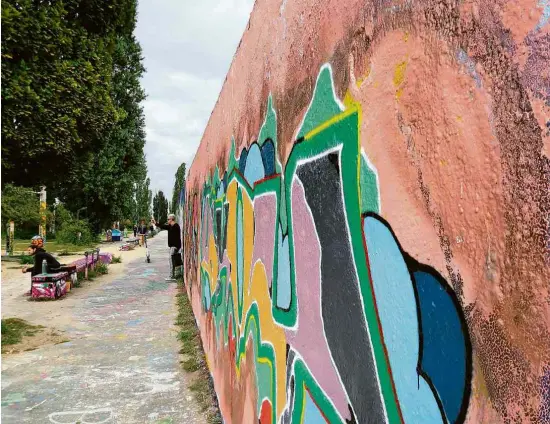  ?? Fotos Igor Gielow/Folhapress ?? Trecho do muro de Berlim no Mauerpark, localizado na região oriental da capital da Alemanha Legado da Alemanha Oriental na parte ocidental de Berlim