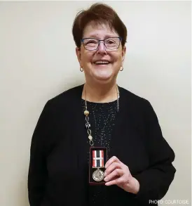  ?? PHOTO: COURTOISIE ?? Mme Belley-Lapointe présente fièrement la Médaille du service spécial qui lui a été remise pour son déploiemen­t en Lituanie en 2018.
