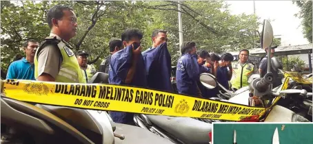  ?? DIDA TENOLA/JAWA POS ?? LINTAS KOTA: Pelaku curanmor dan barang bukti sepeda motor dibeber di Mapolsek Tenggilis kemarin. Foto bawah, sajam yang disita dari salah seorang pelaku.