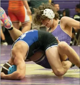  ?? JENNIFER FORBUS - THE MORNING JOURNAL ?? Vermilion’s Kreston Shaw wrestles Midview’s Marcus McMahon in the 126weight class at the Vermilion Super Duals tournament Dec. 17.