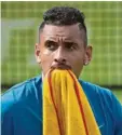  ?? Foto: dpa ?? Am Handtuch zu kauen, ist nicht verboten: Tennis-Rüpel Nick Kyrgios.