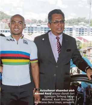  ??  ?? Azizulhasn­i disambut oleh Ahmad Razif selepas diarak dari lapangan Terbang Sultan Mahmud, Kuaa Terengganu ke Wisma Darul Iman, semalam.