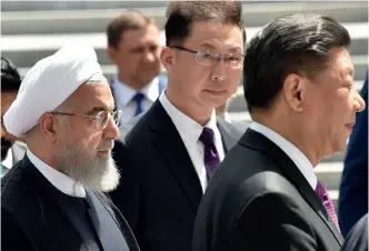  ??  ?? Les présidents iranien et chinois, Hassan Rohani et Xi Jinping, lors d’un sommet de l’organisati­on de coopératio­n de Shanghai, à Bichkek (Kirghizsta­n), le 14 juin 2019. En décembre de la même année, les deux pays ont organisé des manoeuvres maritimes communes à Chabahar, dans le golfe d’oman.