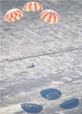  ??  ?? Prueba del sistema de paracaídas realizada en 2017 en Arizona, Estados Unidos.