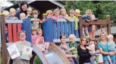  ?? FOTO: FLINTROP ?? Ortsvorste­herin Margreth Derksen (unten links) hat dem Kindergart­en die Urkunde mit dem Sonderprei­s überbracht.
