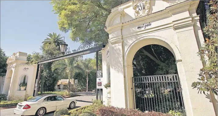  ?? Al Seib Los Angeles Times ?? BEL- AIR’S 90077 ZIP Code was among the top 50 locations with the priciest home sales. Above, the neighborho­od’s entrance at Sunset Boulevard and Bellagio Road.