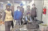  ?? HT PHOTO ?? Members of Sikh community making arrangemen­ts for the preparatio­n of meal in Srinagar on Friday.
