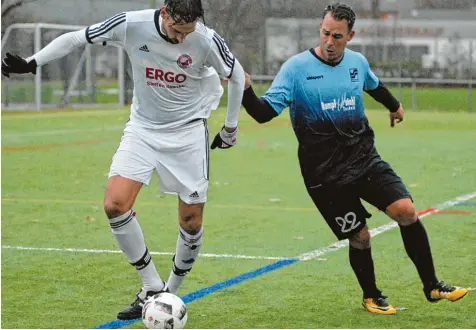  ?? Foto: Ilse Riedel ?? Neu Ulms Benjamin Huber (rechts) hatte am 3:0 Sieg gegen Erbach entscheide­nden Anteil. Er bereitete das 2:0 durch Marco Kurz vor. Die Partie wurde auf Kunstrasen ge spielt. Mit ein Grund, weshalb sie nur für sieben Minuten unterbroch­en wurde.