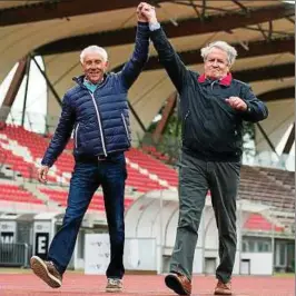  ??  ?? Die einstigen Weltklasse-geher Peter Frenkel (rechts) und Hans-georg Reimann überqueren wie  gemeinsam die Ziellinie im Erfurter Stadion. Foto: Sascha Fromm