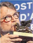 ?? FOTO: DPA ?? Guillermo del Toro küsst seinen Löwen. Er hat den Preis für „The Shape of Water“erhalten.