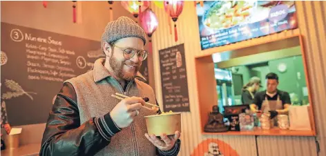  ?? RP-FOTO: HANS-JÜRGEN BAUER ?? Joe Kaczmarek schätzt das Buddha-Bowl an der Nordstraße. Er bringt seinen Kollegen, die nicht ins Restaurant kommen, etwas ins Büro mit. Das Schüssel-Konzept scheint aufzugehen. Es gibt bereits eine Filiale im Sevens an der Kö, im Juli eröffnet ein...