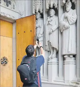  ?? Sara D. Davis Getty Images ?? THE IMAGE of Confederat­e Gen. Robert E. Lee, center, was found vandalized early Thursday. Duke’s president said its removal expressed the school’s values.