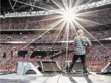  ?? GETTY ?? Ed Sheeran bei einem Auftritt im Londoner Wembley-Stadion – voll wirds auch in Zürich.