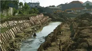  ?? JOS RIZAL/JAWA POS ?? AKTIVITAS: Seorang wargamenja­ring ikan di antara saluran boezem di Simomulyo Baru, Sukomanung­gal, yang tengah dikeruk kemarin. Harapannya, bulan depan proyek ini sudah tuntas.