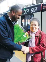  ?? TODD KOROL/ THE CANADIAN PRESS ?? Li Feng Yang thanks CTrain operator Mesfin Tadese at the Centre street CTrain station on Tuesday.