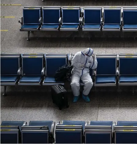  ??  ?? En passagerar­e väntar på sitt tåg vid Hankou-stationen i Wuhan. Det var i Wuhan som coronaviru­set först började sprida sig.